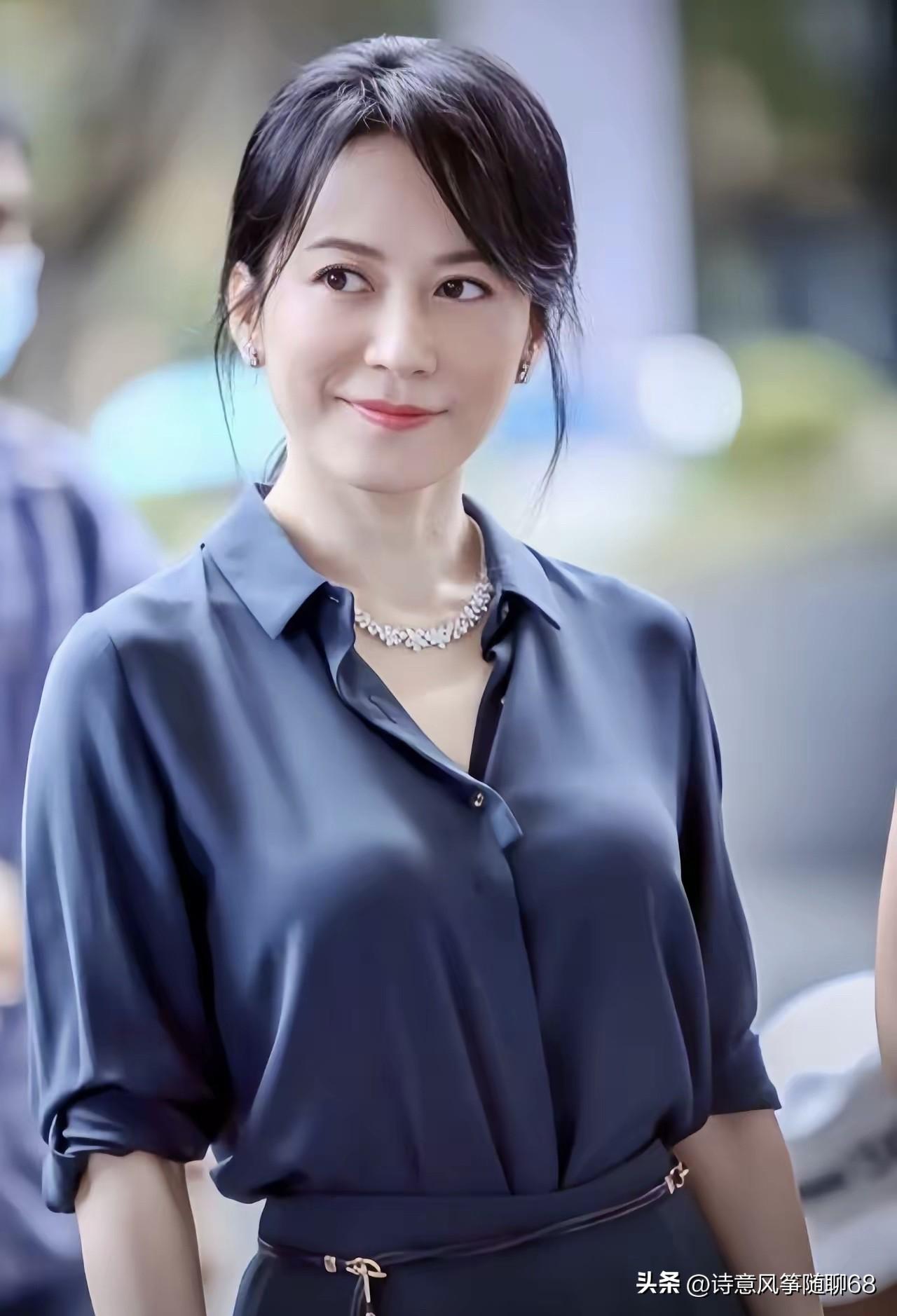 一直以来就觉得俞飞鸿是特别有气质的一个女演员，她在很多人的心里是白月光一样的美，