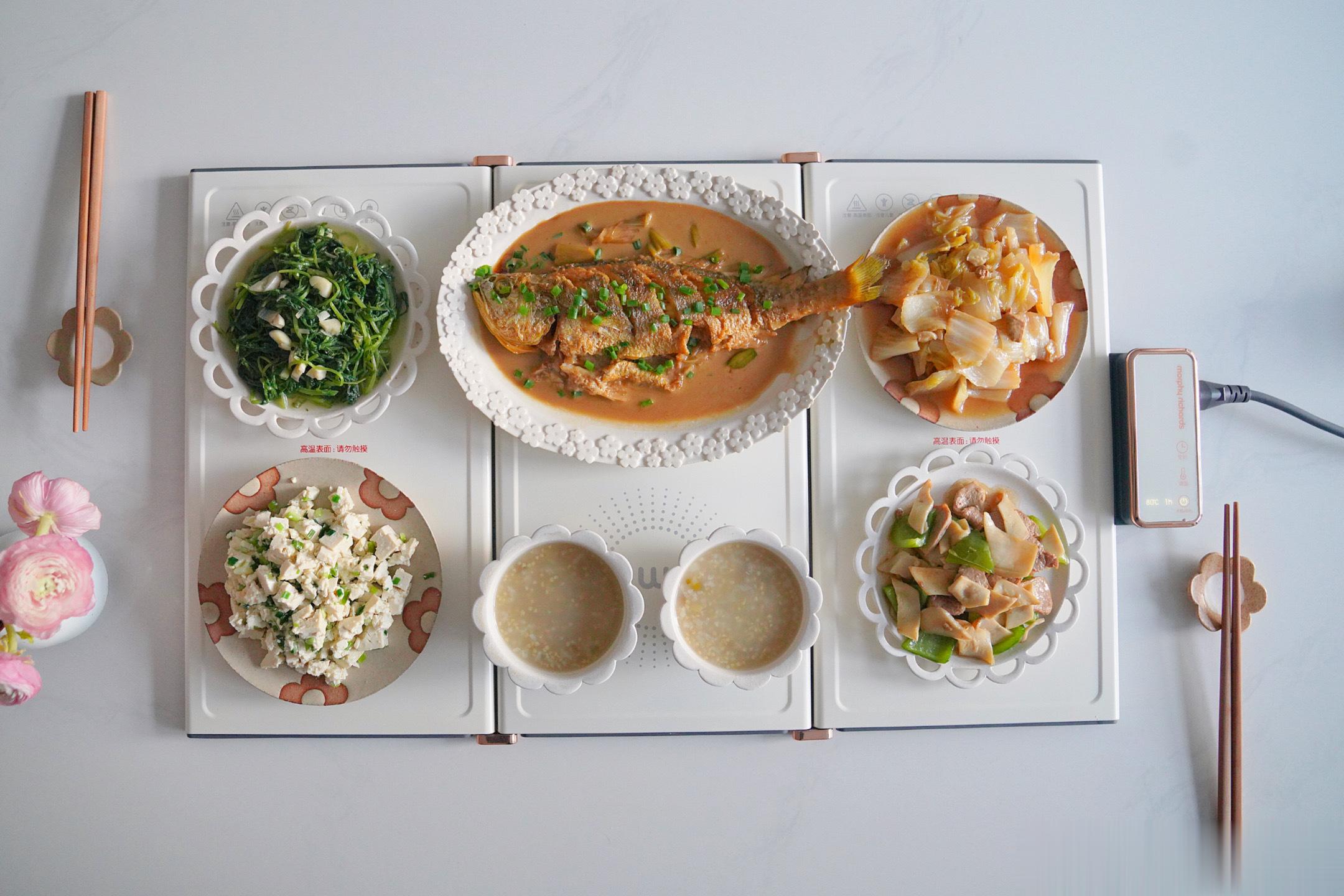 吃晚饭~杏鲍菇炒肉、红烧黄花鱼、蒜蓉茼蒿、素炒白菜、小葱拌豆腐、绿豆粥~#生活也
