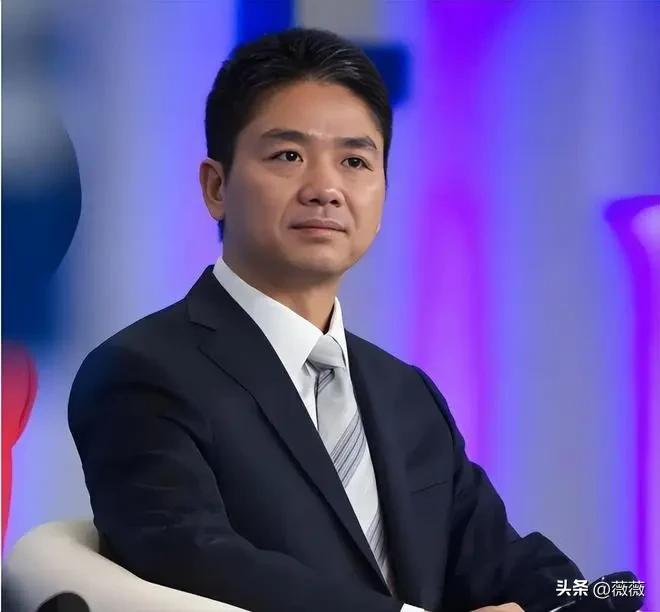 记者问刘强东:“你家的亲戚也在京东吗？”刘强东点头，主持人好奇:“都在京东？”刘