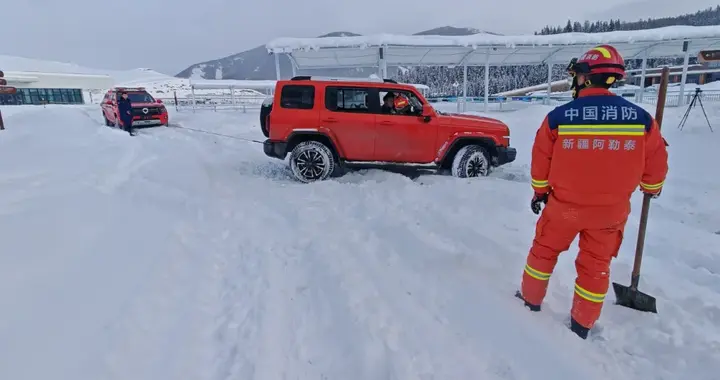 车辆陷入雪地新疆消防紧急救援