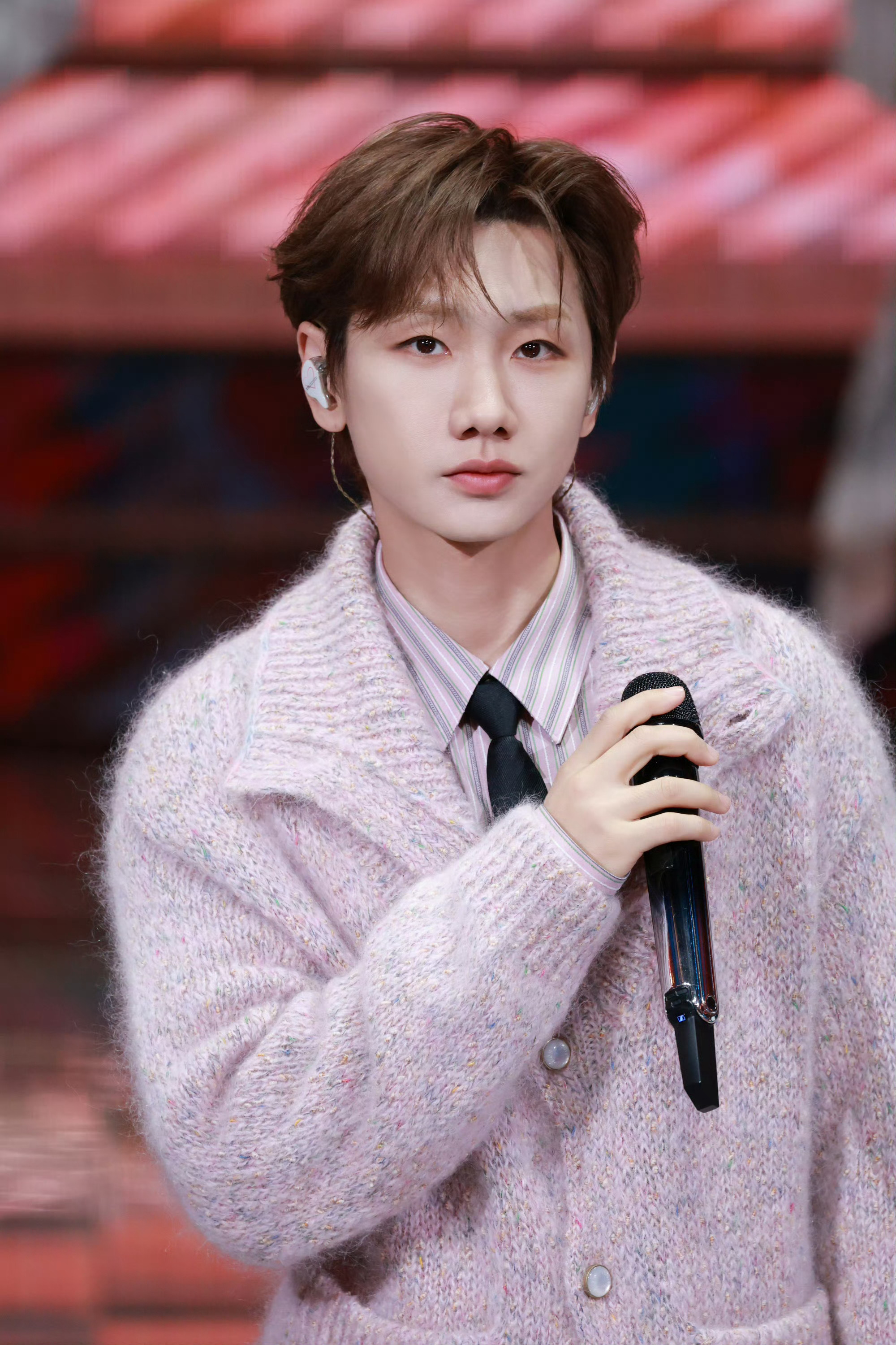 汪苏泷给辽宁春晚开了个甜头 汪苏泷辽宁春晚演唱《像晴天像雨天》，好甜的造型好甜的