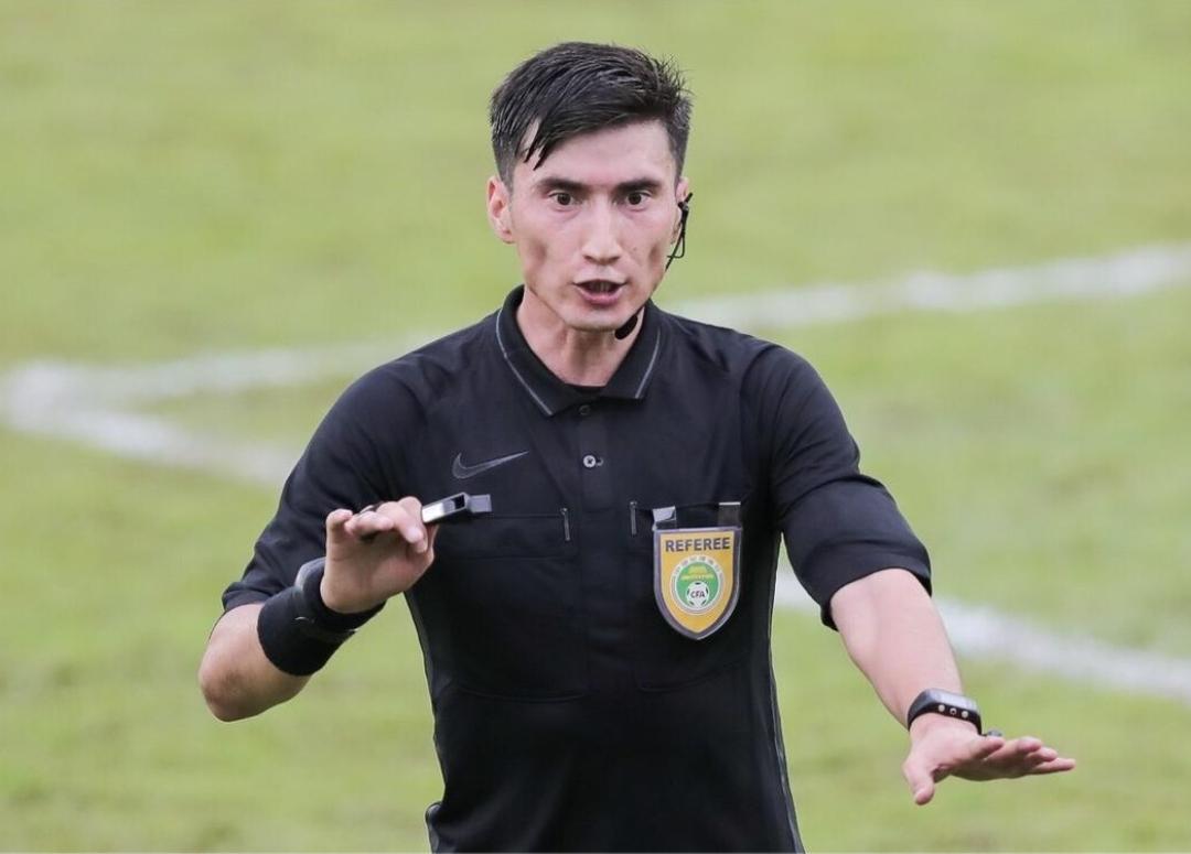 麦麦提江去吹中甲联赛了，这算不算是处罚。
刚刚公布的本轮中甲联赛裁判安排中，许多