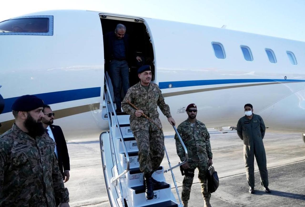 注意穆尼尔手中的藤杖。

穆尼尔在出访伊朗的时候，随身带着藤杖，就代表着这次出访