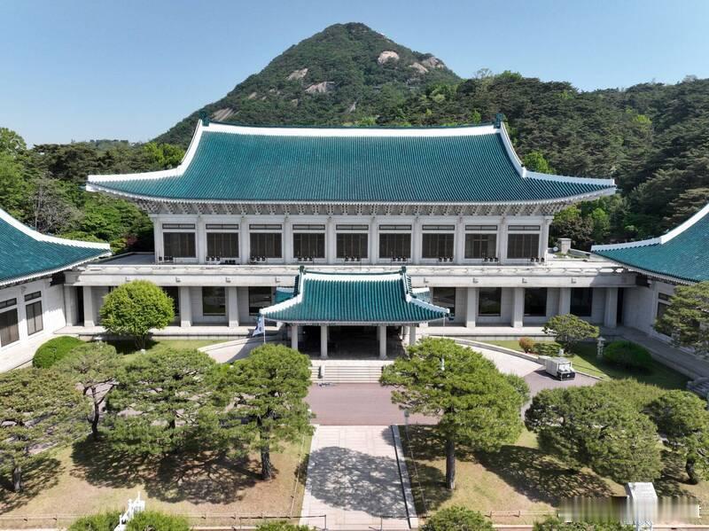 不回应特朗普表态！韩国货轮在霍尔木兹海峡爆炸起火 总统府：先查明原因海外新鲜事美