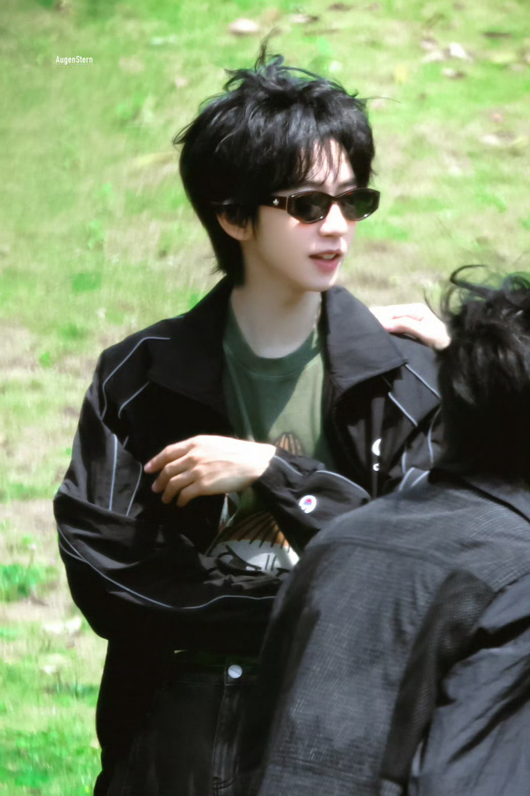 贺峻霖西游2路透贺峻霖西游2day3路透卷毛墨镜小王子完全潮男瞧他浑身都在发光哎