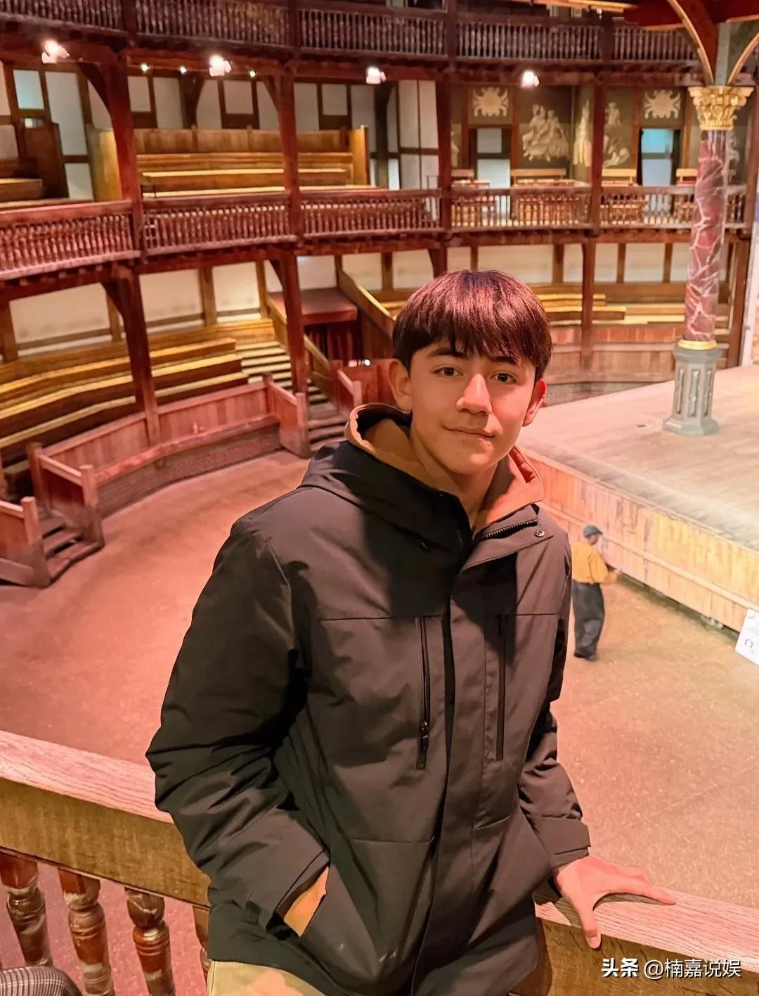 刘烨的一对儿女，诺一和霓娜，现身英国，参观博物馆。
诺一个头很高，目测超过一米八