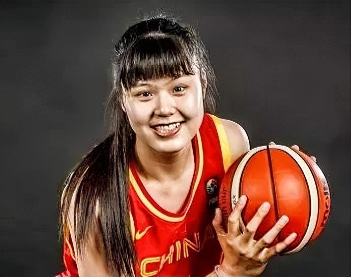 不要再虚吹李月汝了！无论在国外联赛还是在国家队，以她现有的能力充其量就是个蓝领工