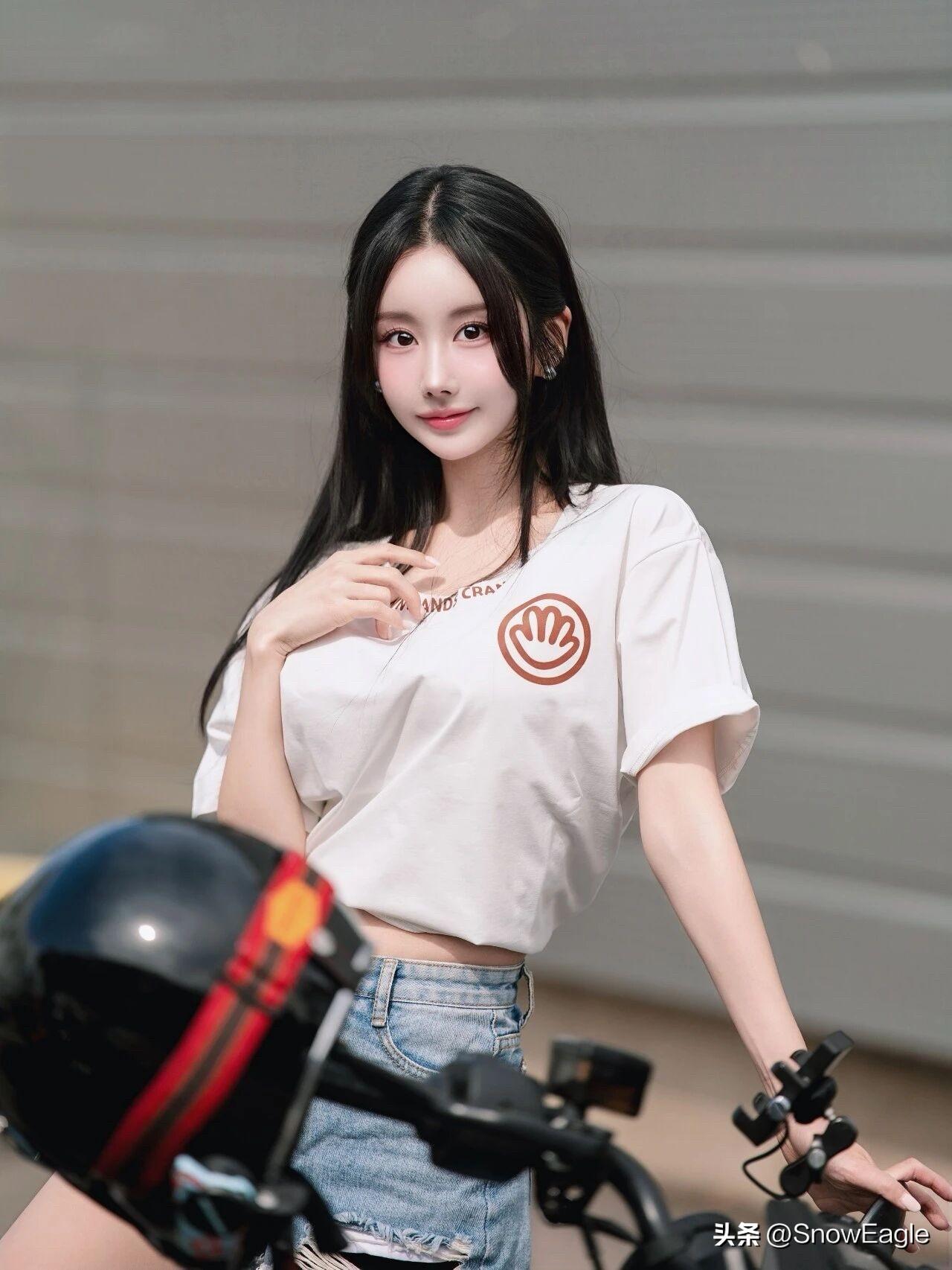美女靠在黄色跑车旁，摆姿势拍照。