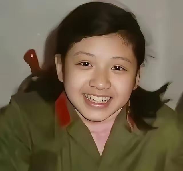 大家发现没有：韩红年轻时还是大美女，只是后来长胖了显得身材臃肿，脸上肉堆起来了才