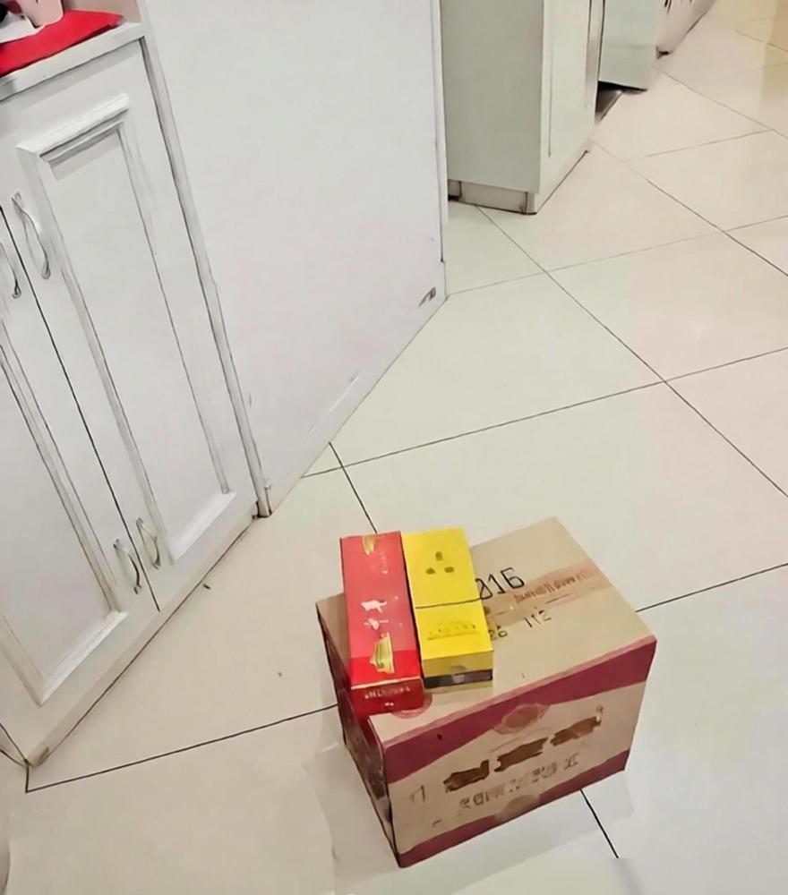 晚饭后，儿子问儿媳，过节给亲家公买点啥？

婆婆一句“女婿刚送的烟酒，直接拎过去