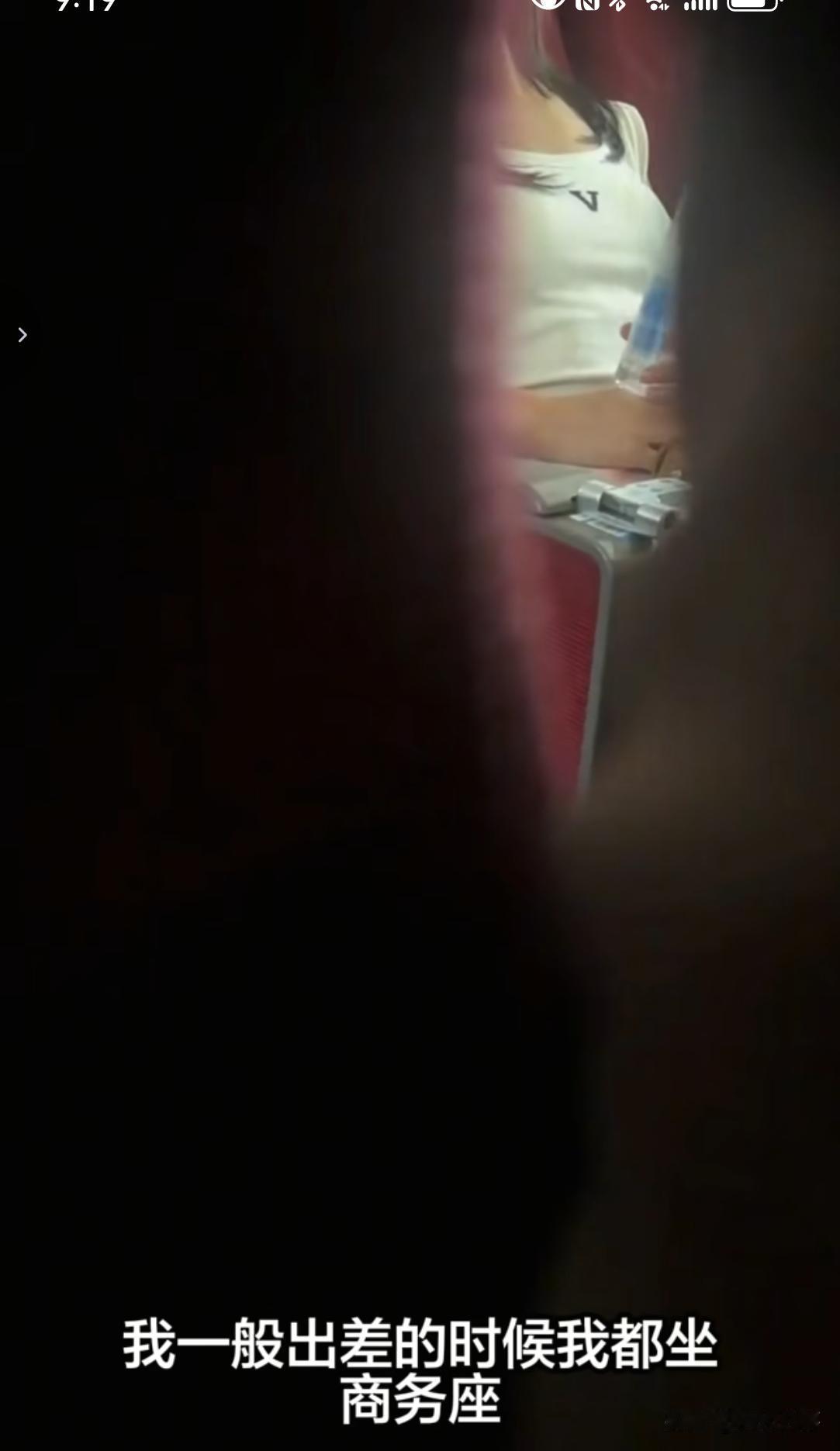 这两天一个辽宁姑娘在高铁上跟人争吵的录音视频引起了人们的热议。
她跟朋友在车厢里