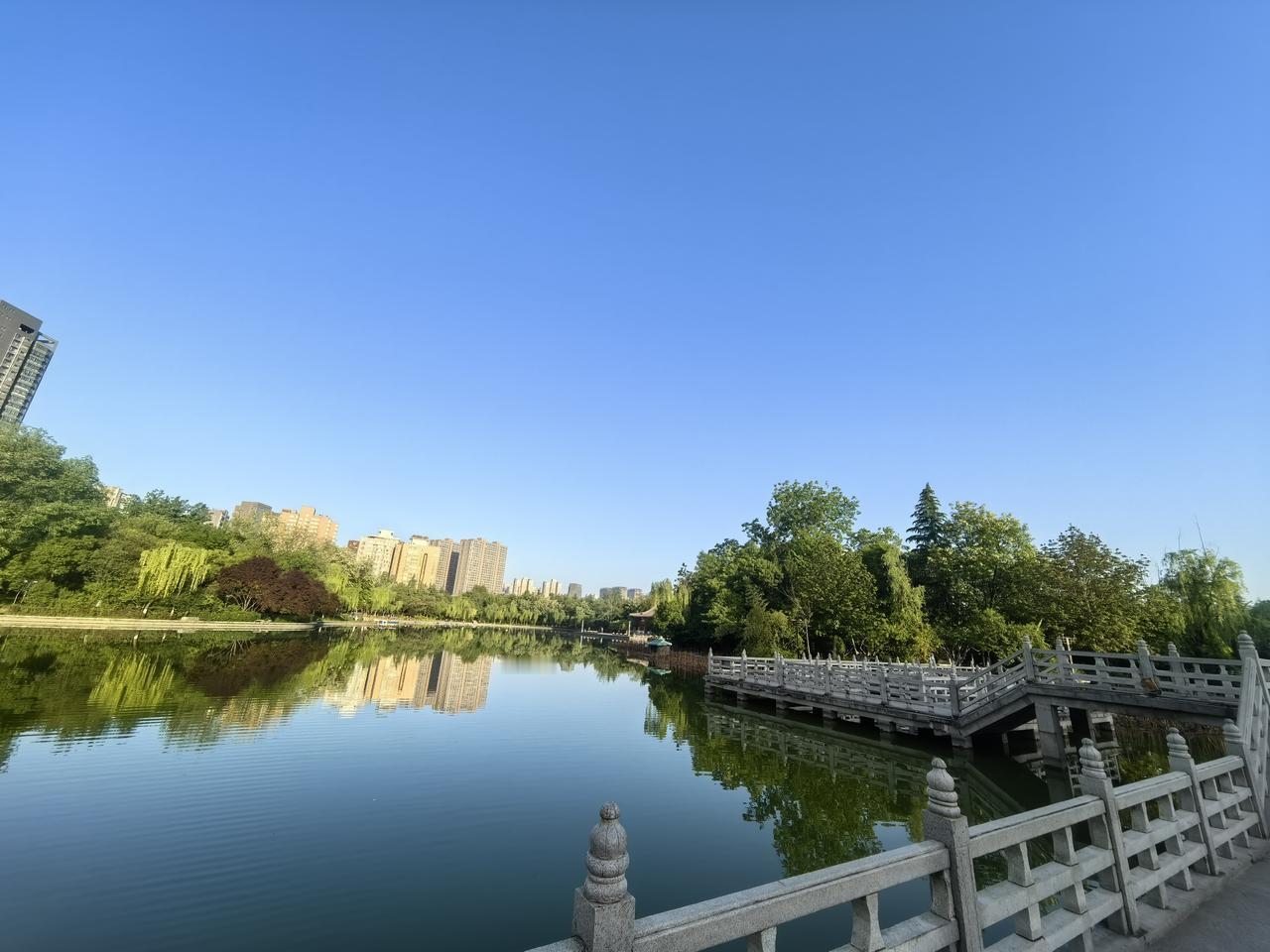 又见大美蓝天

[玫瑰][心][玫瑰]

在武汉疗养那段日子，想见到蓝天简直比登