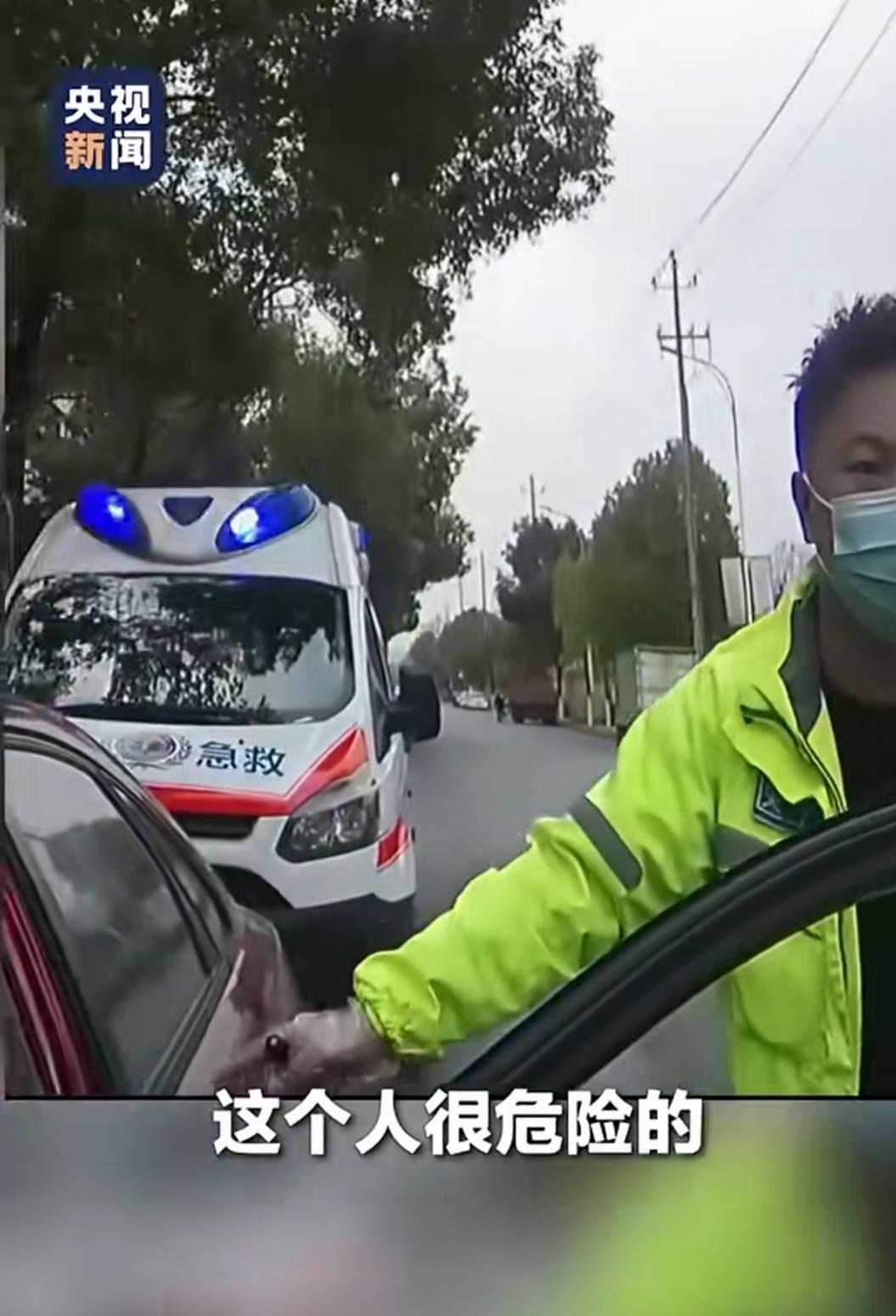 只因多看一眼！交警救下昏迷司机，晚几分钟就没命了
 
近日，金华交警铁骑巡逻时，