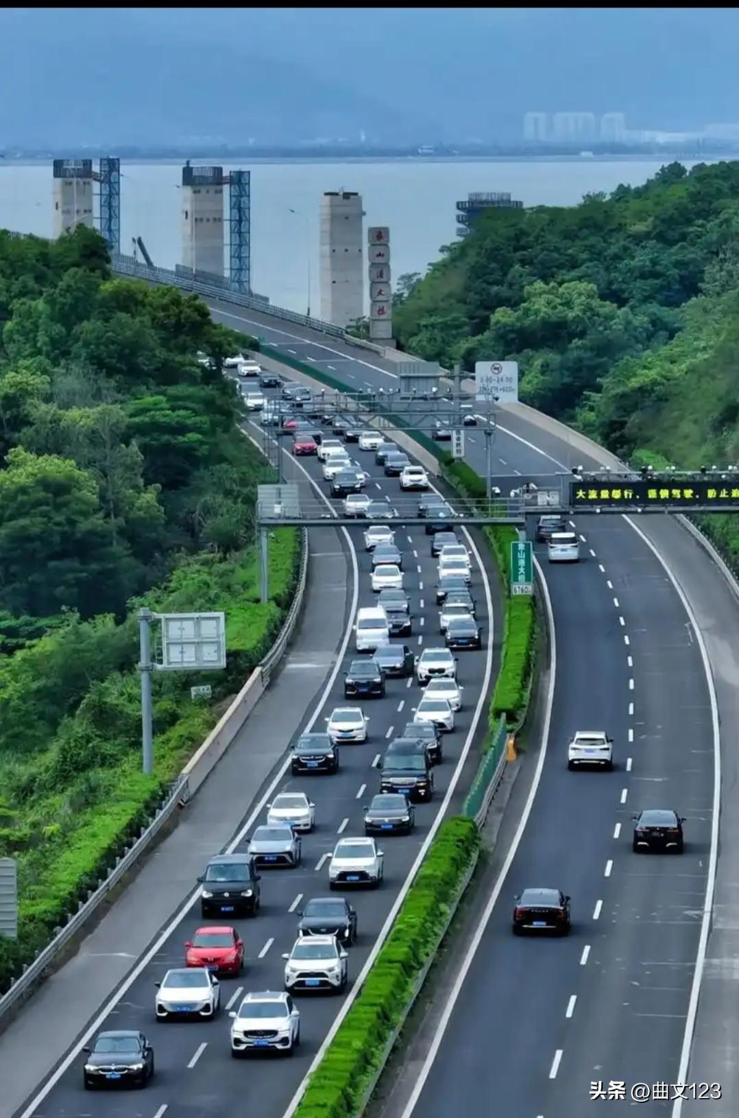 争议很大，最近全国人大代表庹庆明：建议高速由重大节假日免费改为年度3000公里免