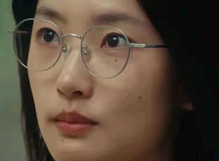 很多人吐槽目前热播电视剧《我的阿勒泰》里周依然的长相，觉得她外形很平庸很普通。其