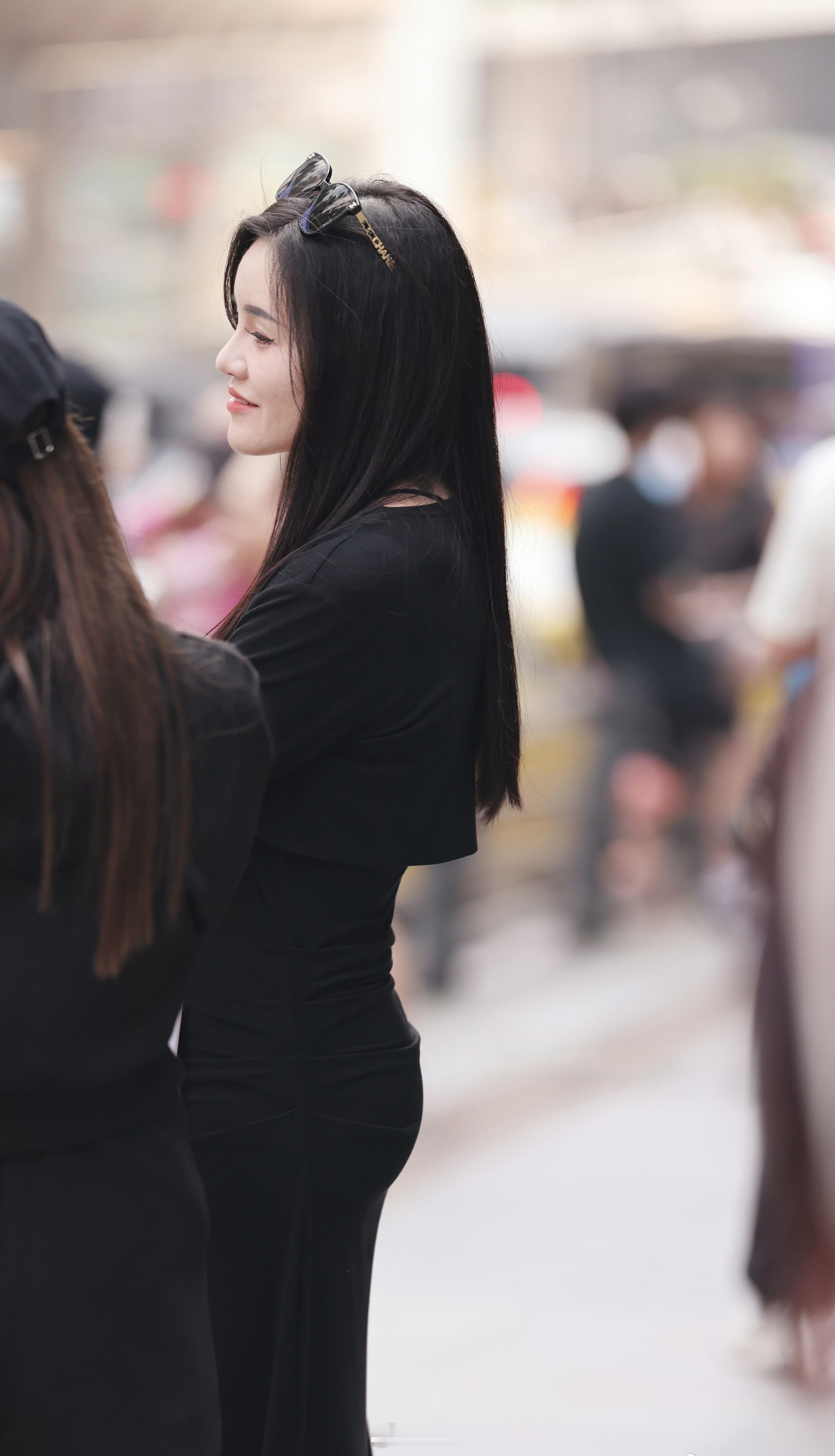 侧颜的女孩子 ​​​