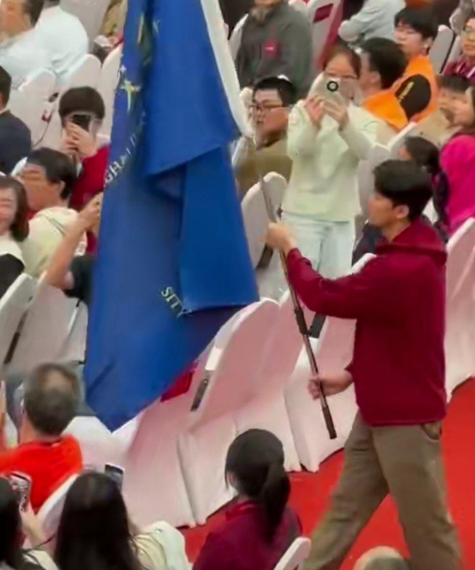 汪顺担任交大校庆护旗手被围观交大130周年校庆排面拉满！奥运冠军汪顺以校友身份担