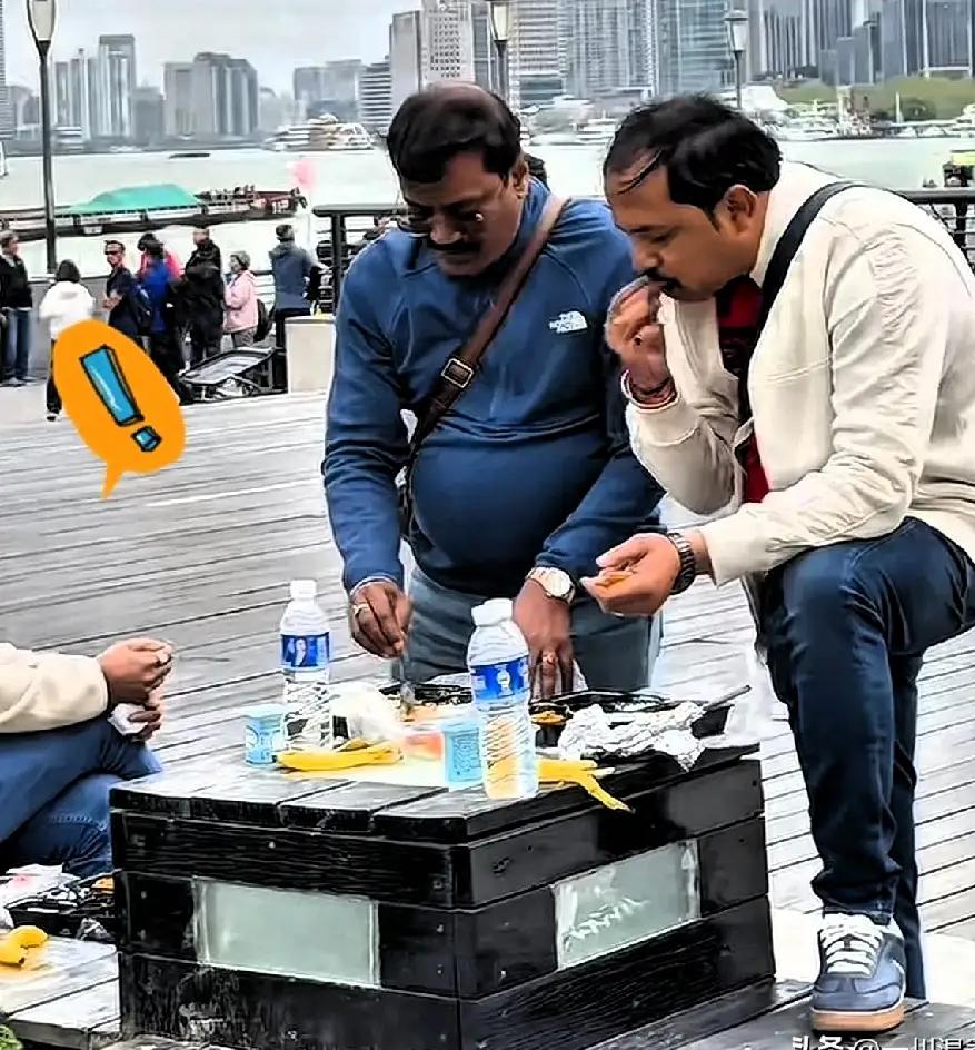 印度一高种姓阿三，在上海向女老板求爱，愿当上门女婿。
女老板没看上他，当场拒绝。