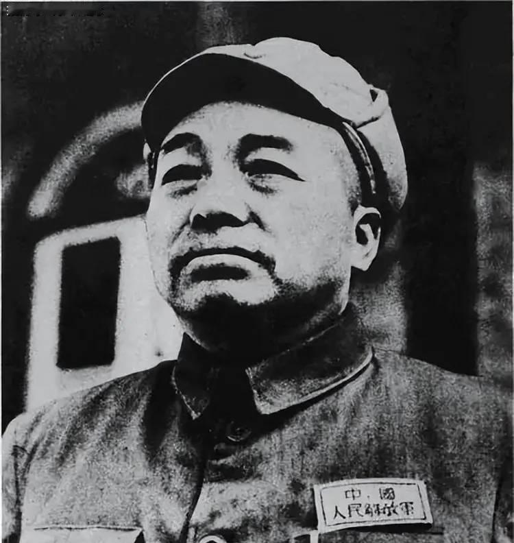彭德怀元帅视察哈尔滨军事工程学院时，发现侄子彭启超在食堂吃饭，怒了！彭老总一生刚