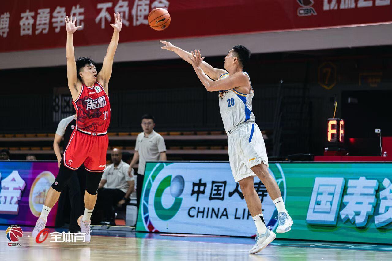 翟晓川昨晚拿到15分11篮板，帮助球队赛季三杀龙狮，这是他时隔476天再次拿到两