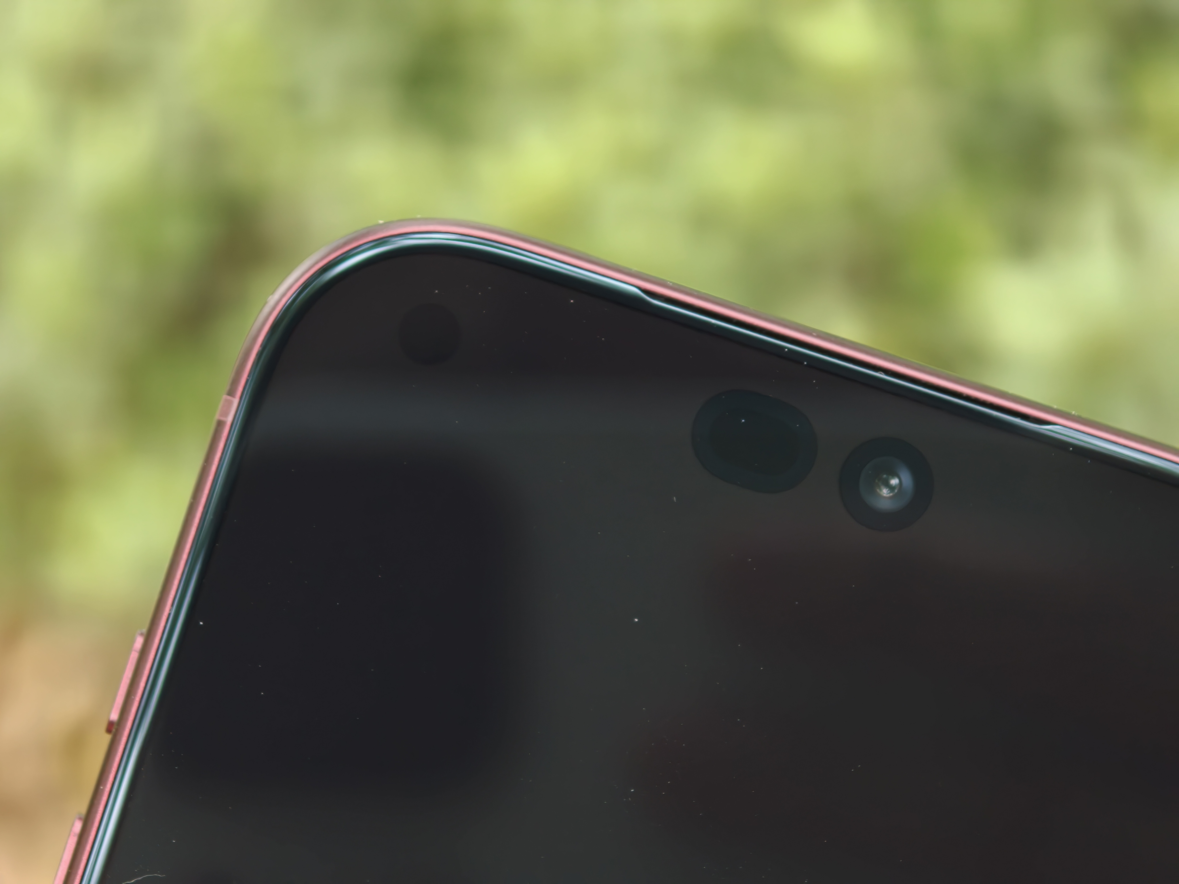 iPhone 18 Pro，小灵动岛是做了屏下红外泛光器，位于屏幕左上角，因为像