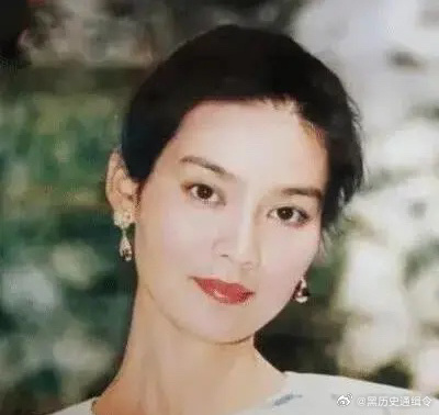 1979年，刚结婚1年的潘虹，出轨了导演杨延晋。杨延晋的妻子洪融可不是省油的灯，