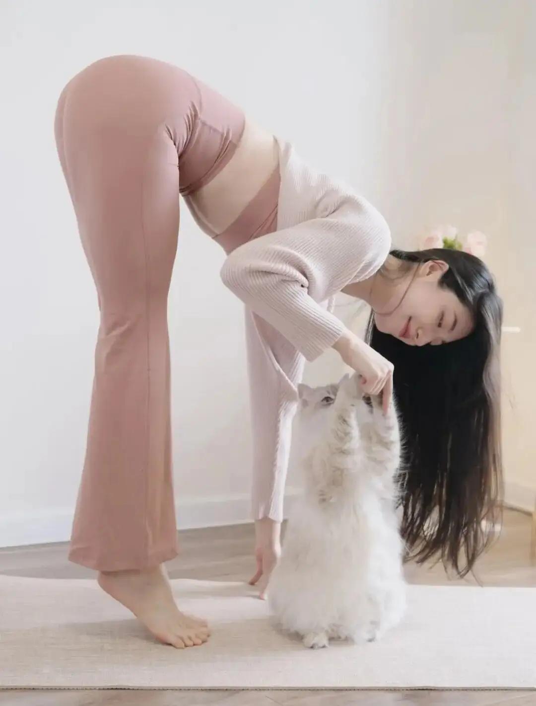 练瑜伽就是让自己变得越来越优秀瑜伽调理身体 瑜伽健身照