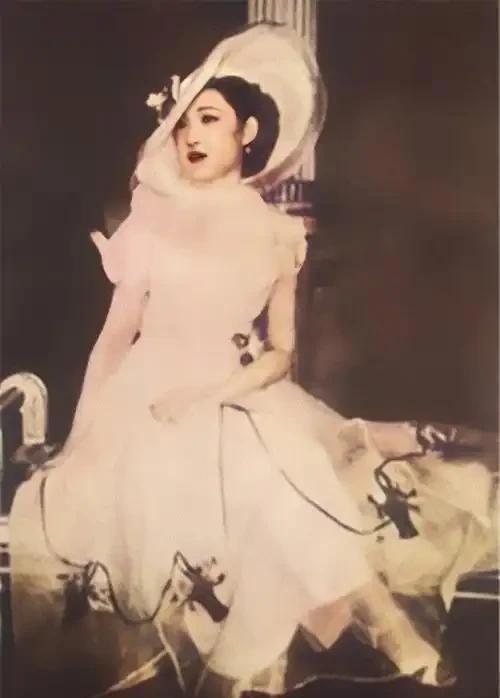 这张照片拍摄于1928年北京香山，时年16岁的赵一荻身着西式纱裙、头戴装饰帽，尽