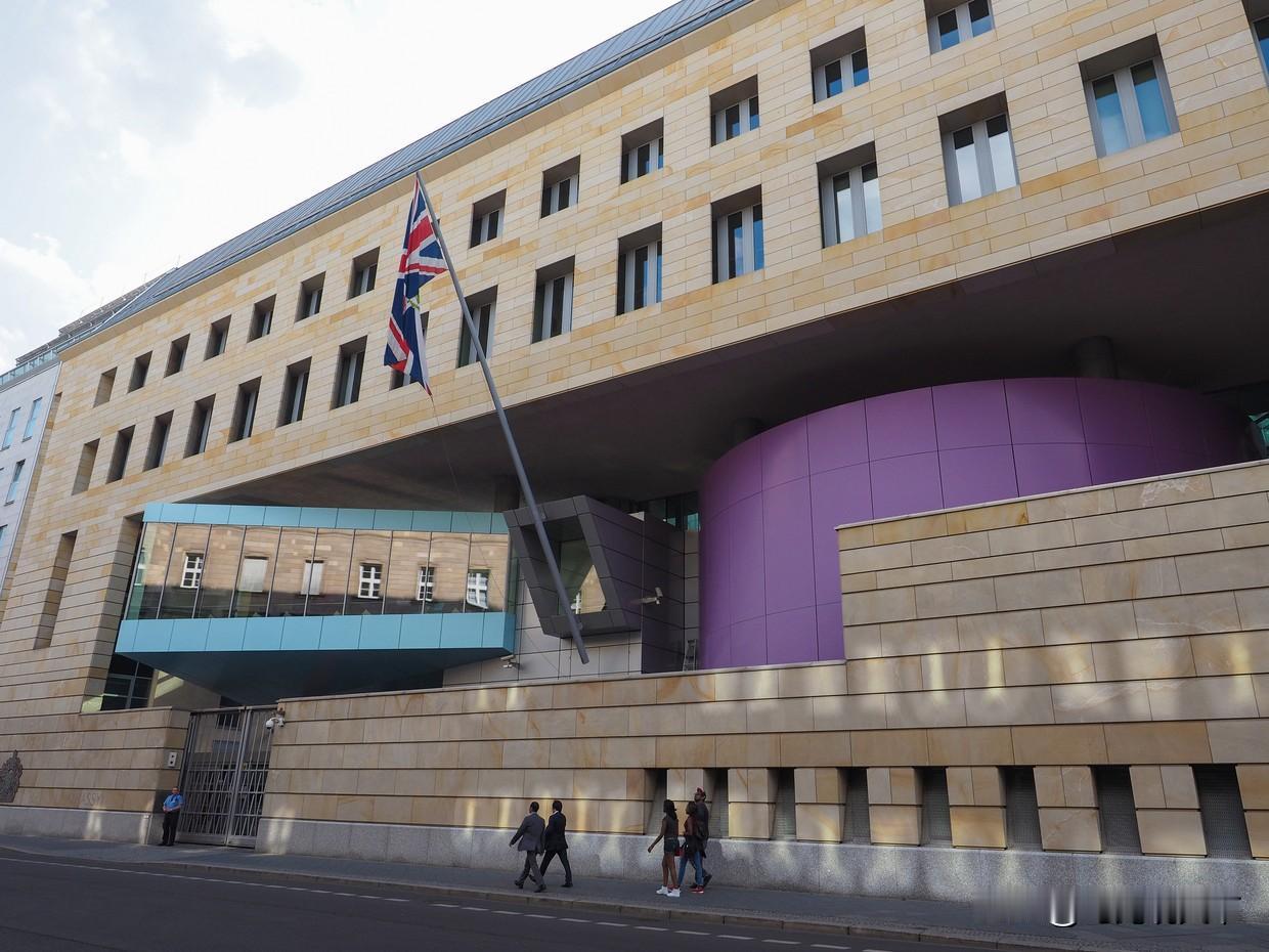 刚跟中国会晤完，英国传来噩耗，外交部裁员30%，靠卖房子度日

11月29日，刚