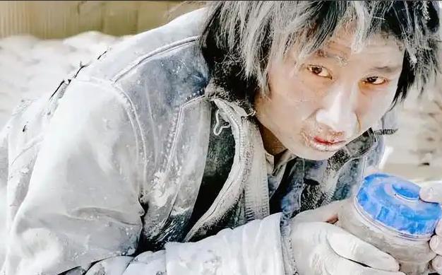 2011年，大学生崔松旺伪装成流浪汉，浑身散发恶臭，牙齿布满污垢，每天在垃圾桶旁