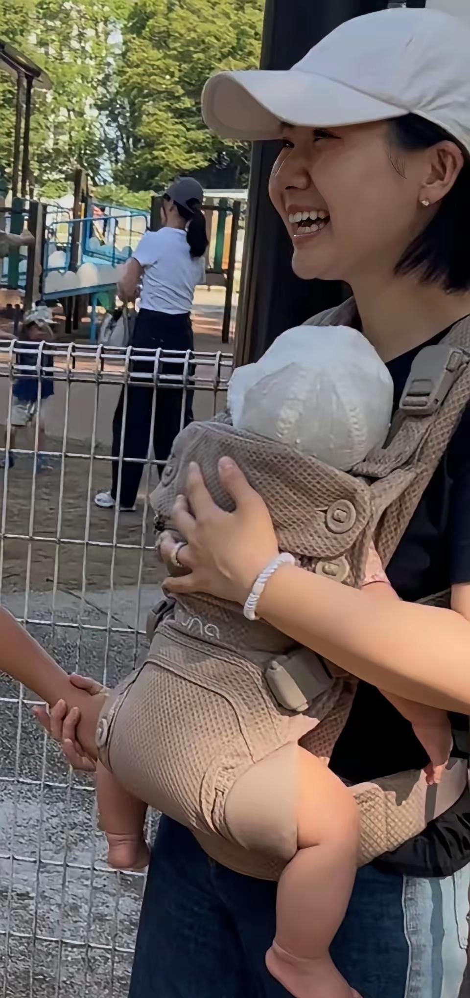 福原爱瓷娃娃脸似乎很喜欢生孩子，和那些选择单身的女性比起来，这一点真的让人有些佩