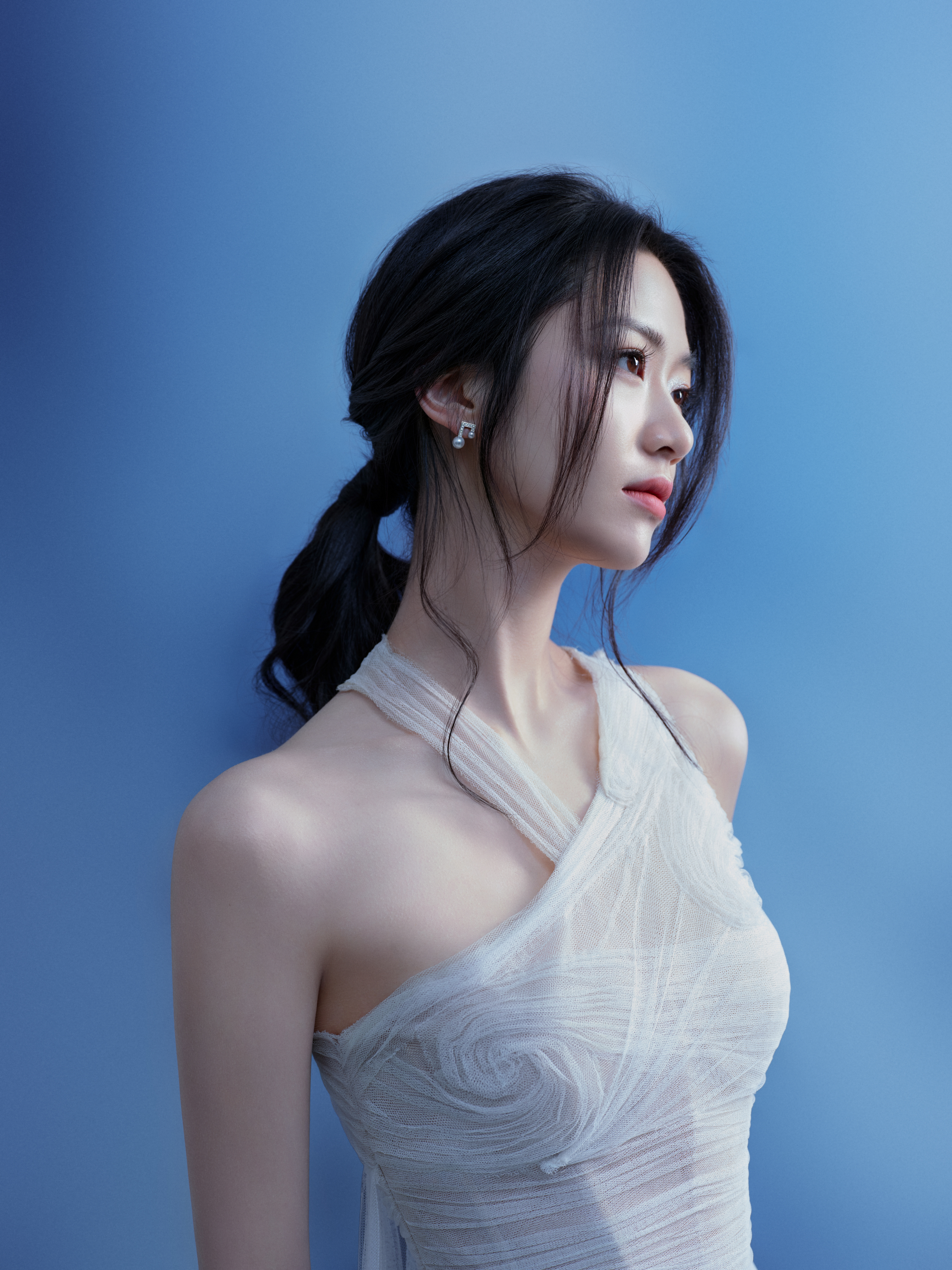 向涵之 纱裙裁云作袂，斜肩勾出锁骨的温柔弧线，珍珠腕间绕成月光的絮语。 