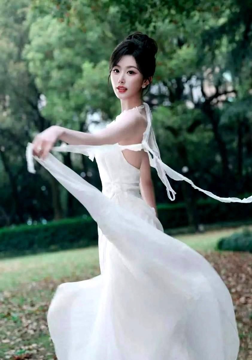 孔雪儿林间白裙随拍，仙气直接拉满！

她穿挂脖白裙在林间漫步，盘发衬得皮肤白皙，