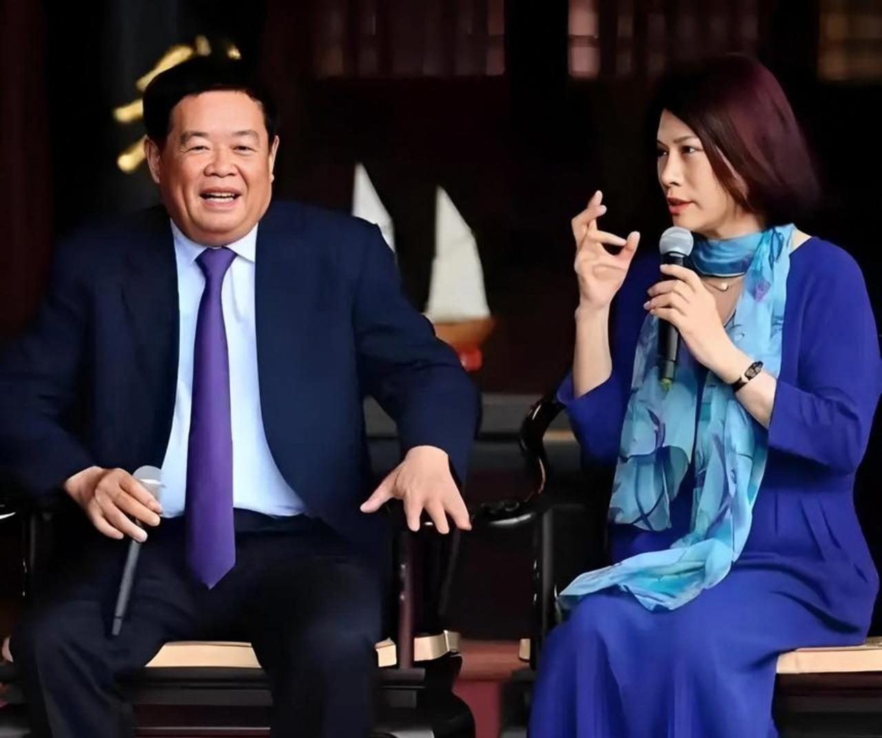 曹大哥和董小姐现在都创办了自己的学校，不同的是曹大哥只当了学校的理事长而没有兼任
