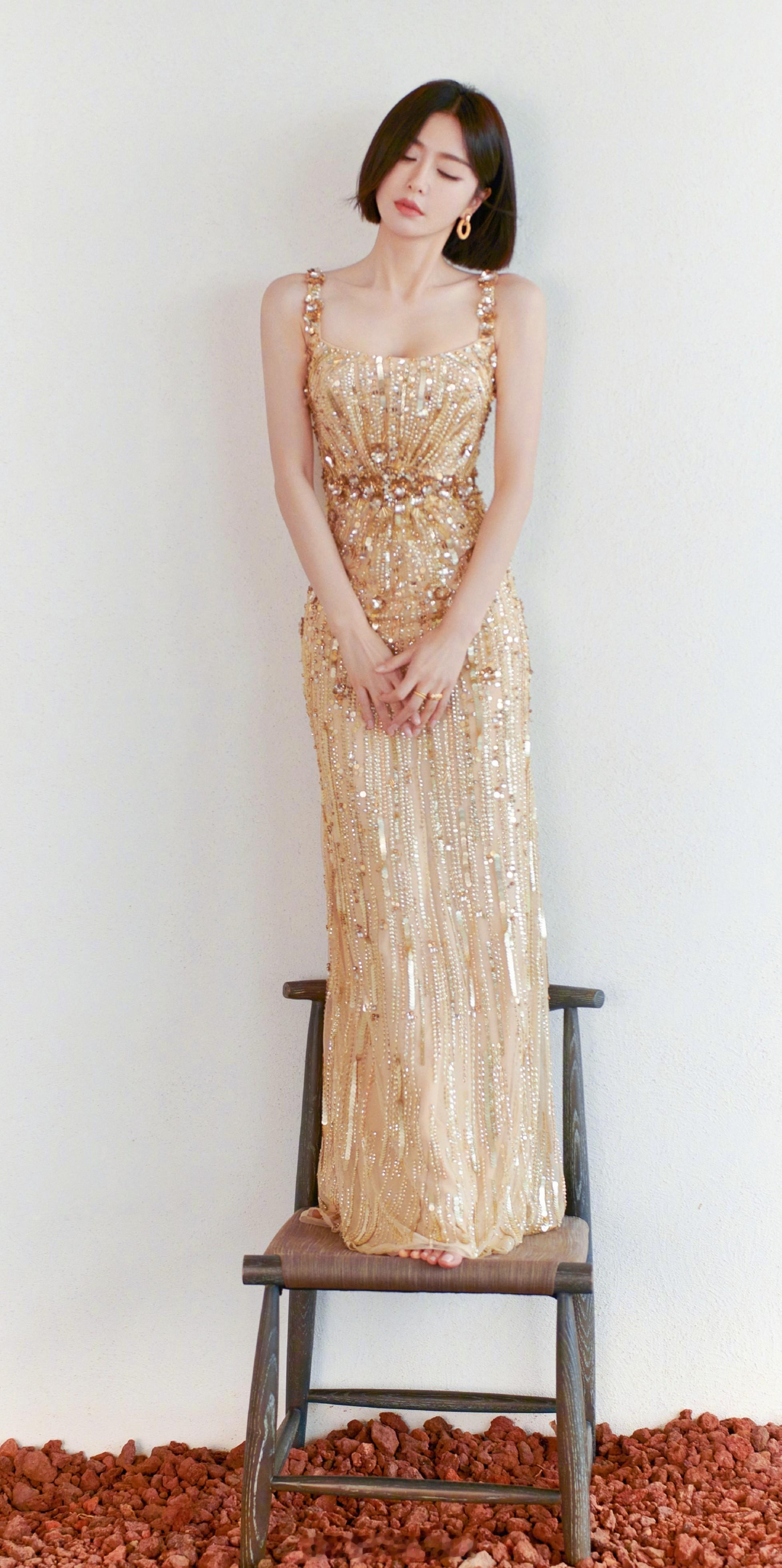 秦岚金色吊带长裙写真 