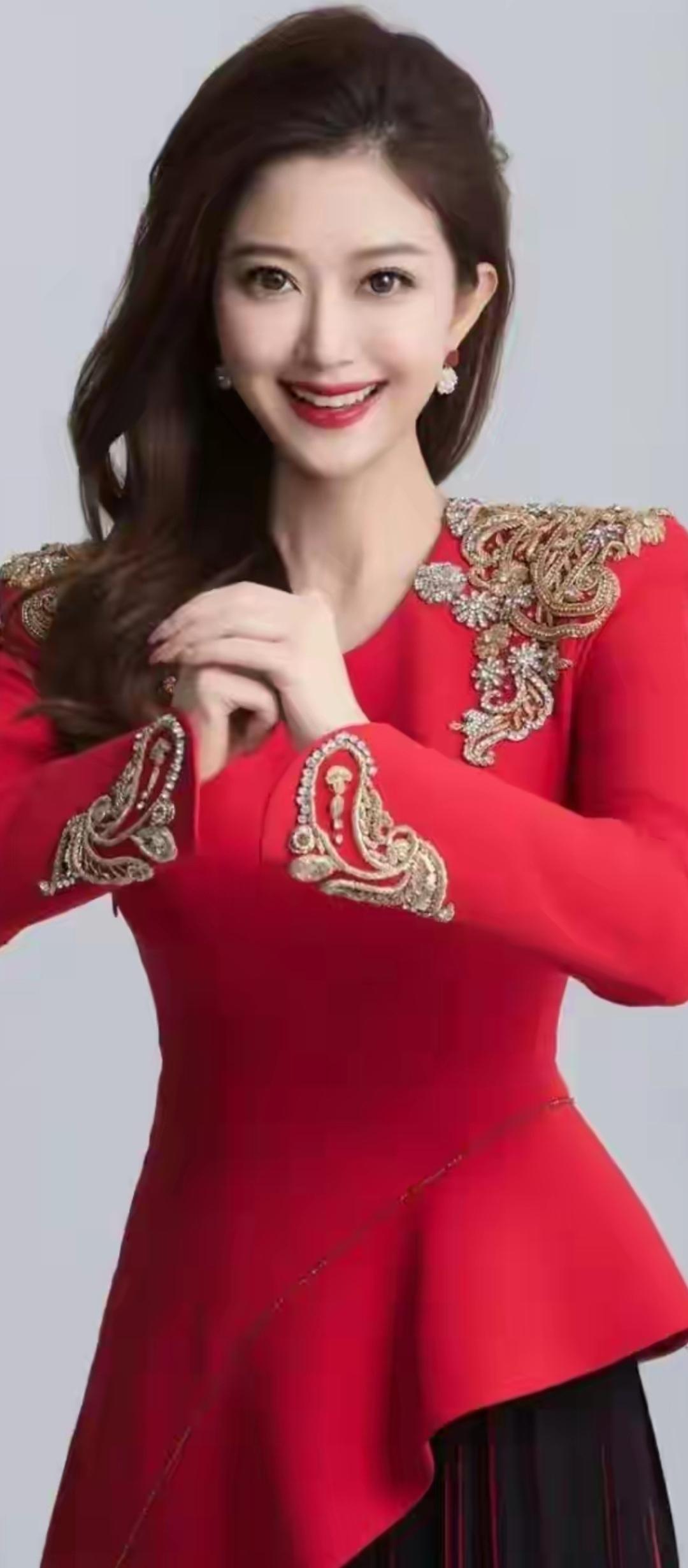 红衣美人笑，金绣映春光。