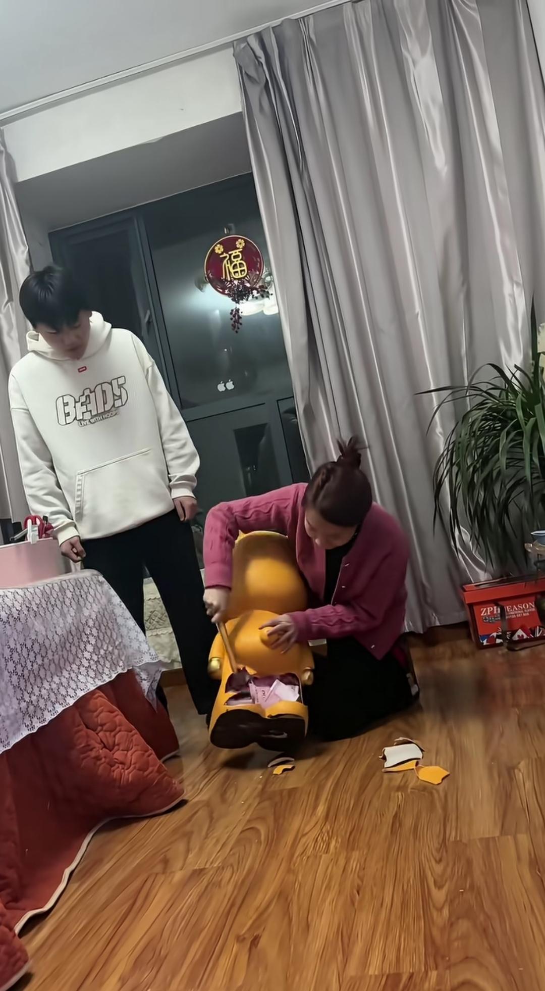 一个大号存钱罐，孩子一直积攒下去，最终能存下多少钱？砸开存钱罐的瞬间，又会是怎样