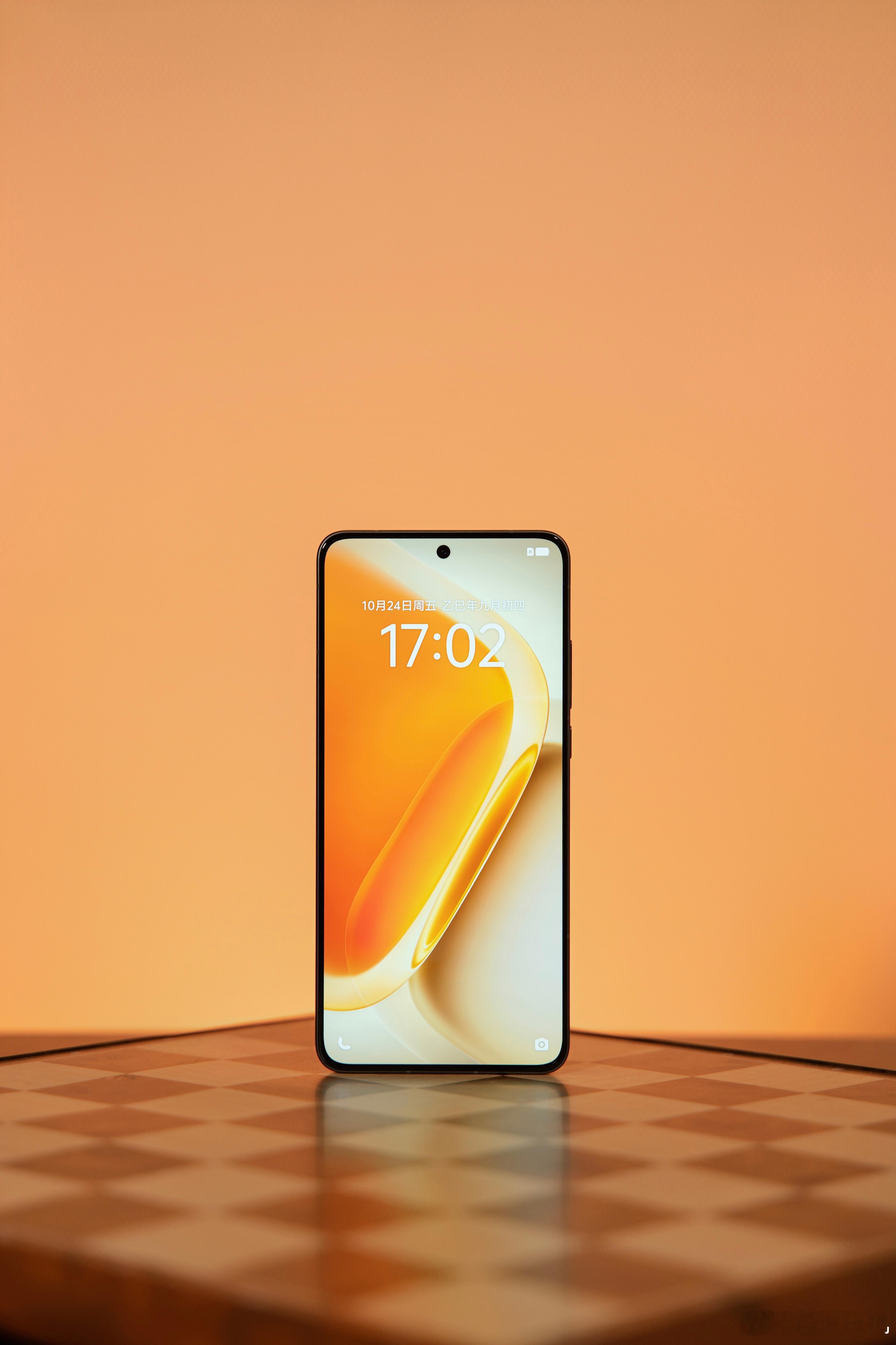 iQOO Neo11 「像素方橙」，配色挺新颖的，后盖一共78 枚橙色方块，随光