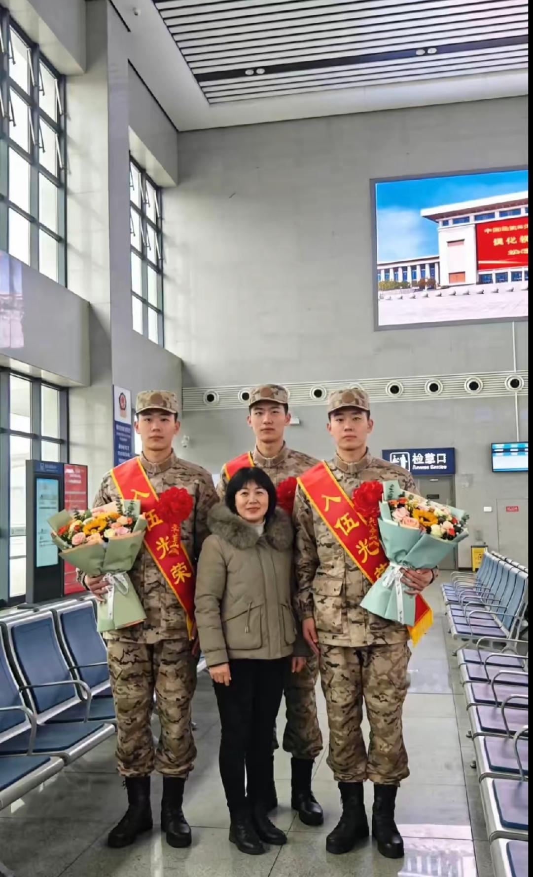 这是谁家的孩子？三胞胎兄弟同时光荣入伍，一样的英俊，一样的优秀！
       