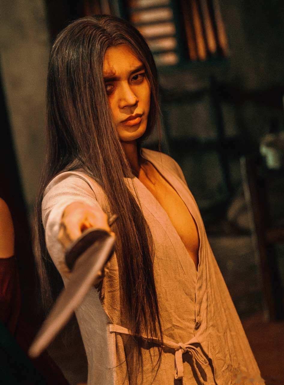 看完电影镖人大家心里都有竖了于适镖人银发刀疤，又冷又拽又纯情。于适的玉面鬼竖，打