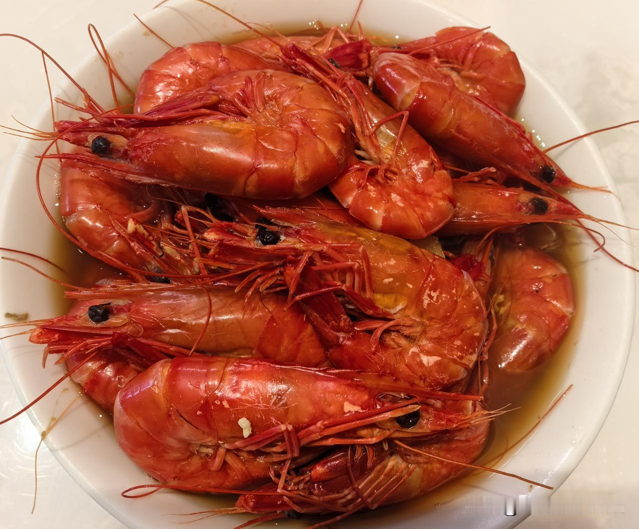 老伴一早买回了草虾，30元一斤，买了45元，老伴一定要亲自烧好。
宝宝吃早饭，爷