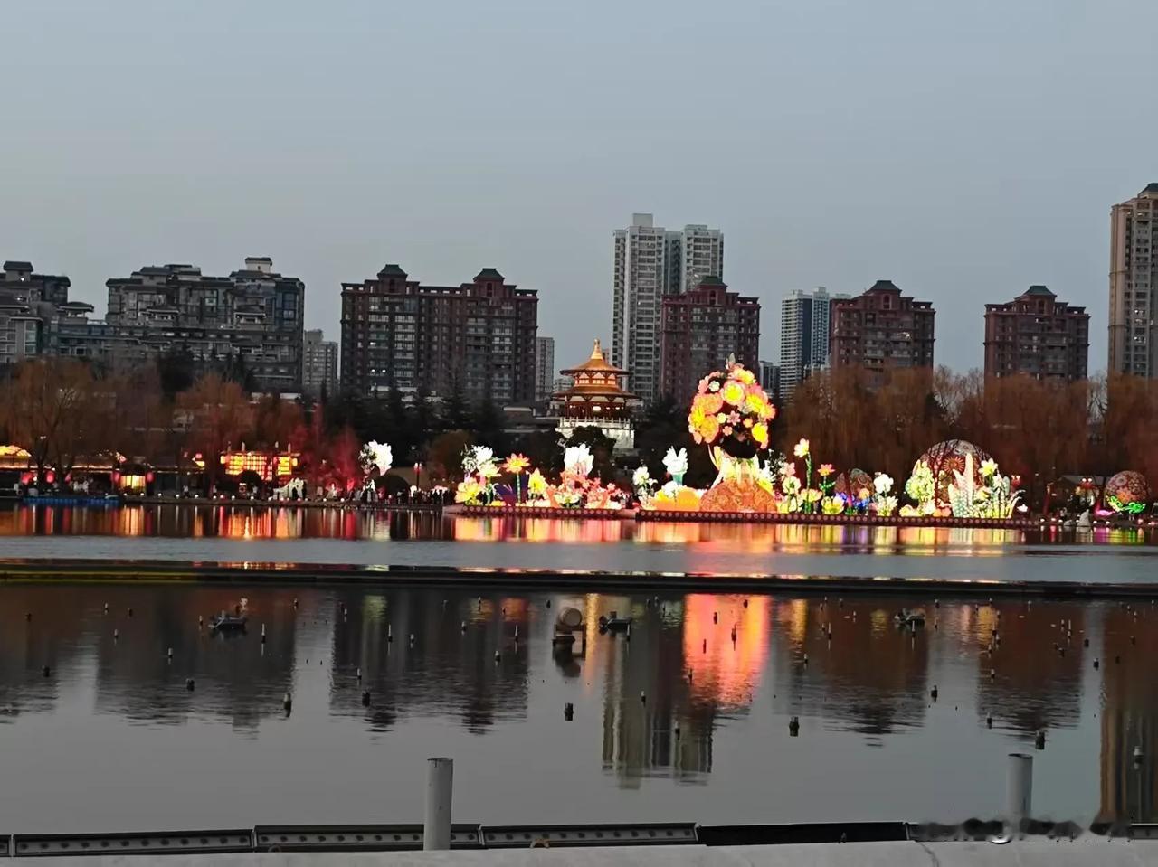 西安冬天来临了，已经感受到寒气逼人了，你们那里冬天是什么情况？

今天的西安是1