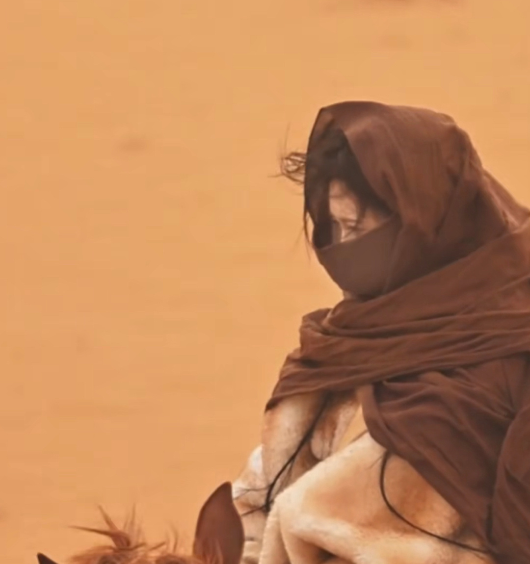 孟子义《将门独后》沈妙沙漠骑马路透，大漠狂风卷黄沙，好有意境！ 