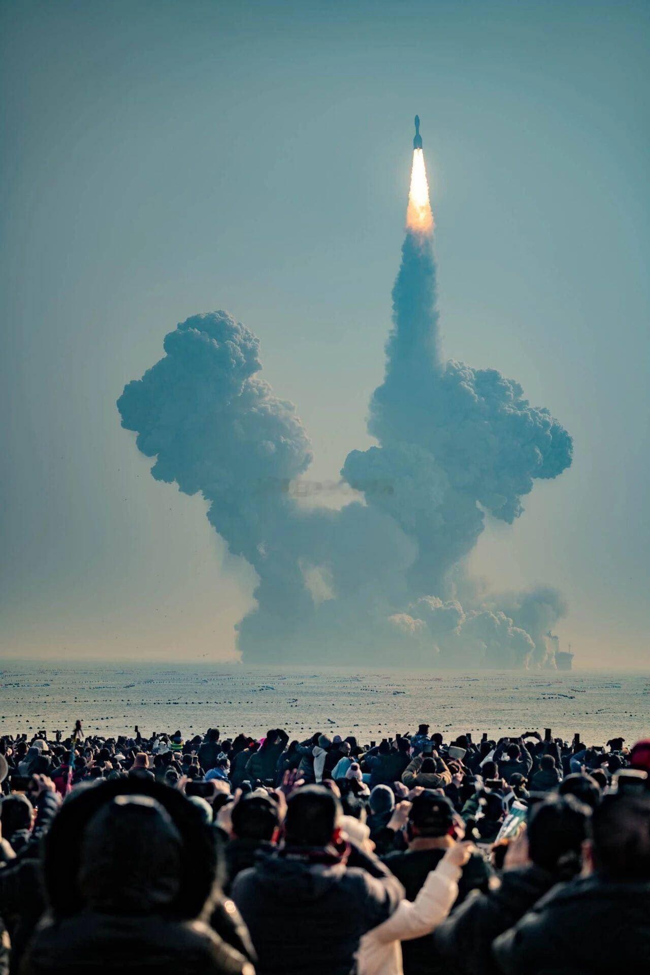 #我国在海上发射一箭三星#今天，我国太原卫星发射中心在山东海阳附近海域使用引力一