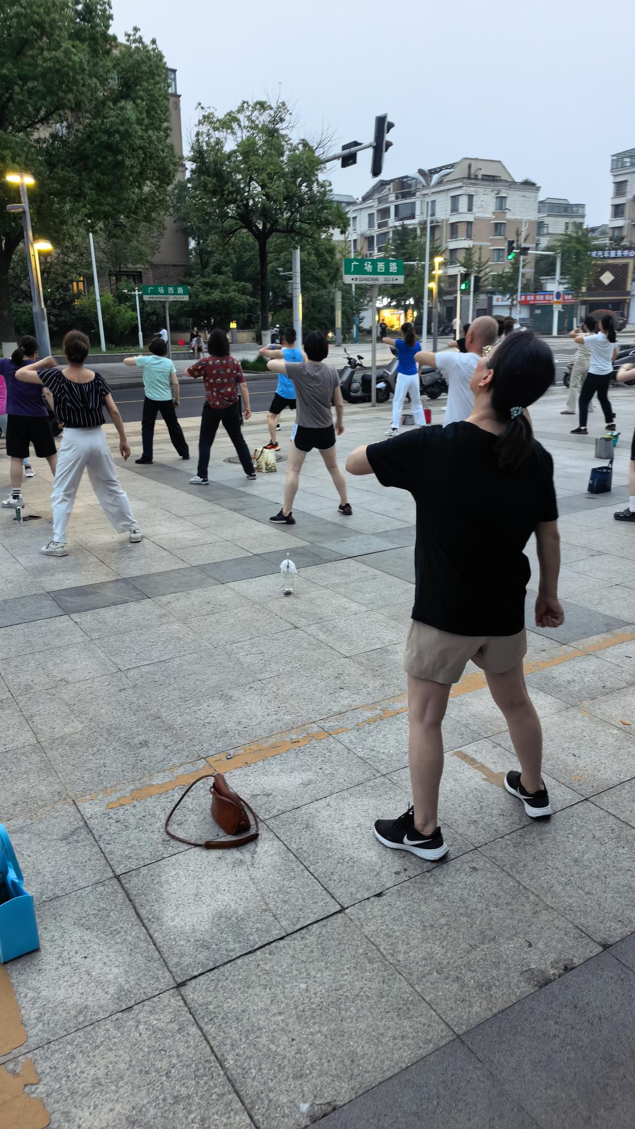 广场舞给我带来运动的快乐，7：00——800,一个小时运动，不吃力，舞后浑身舒服