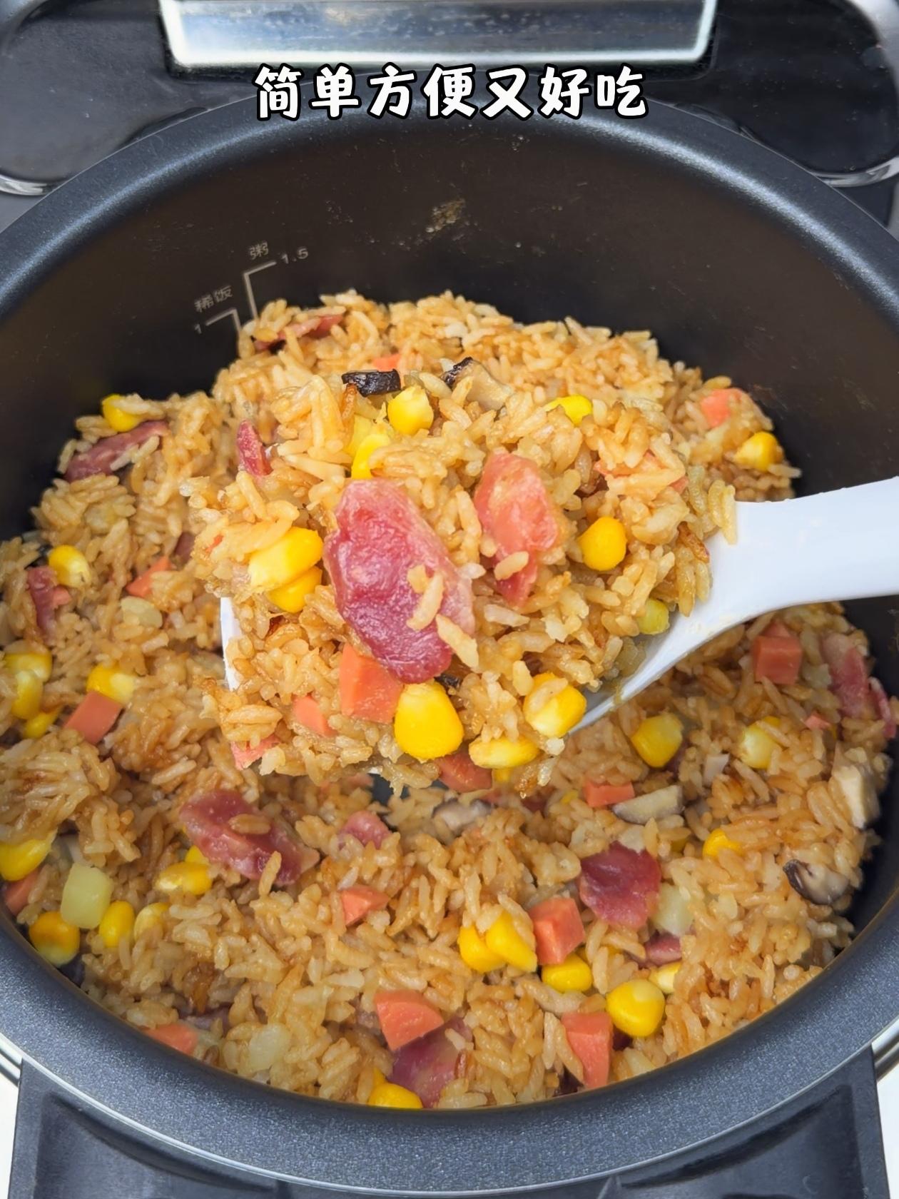 1️⃣准备食材：大米洗净，香肠、香菇、玉米、火腿肠、豌豆备好。
2️⃣调味拌匀：