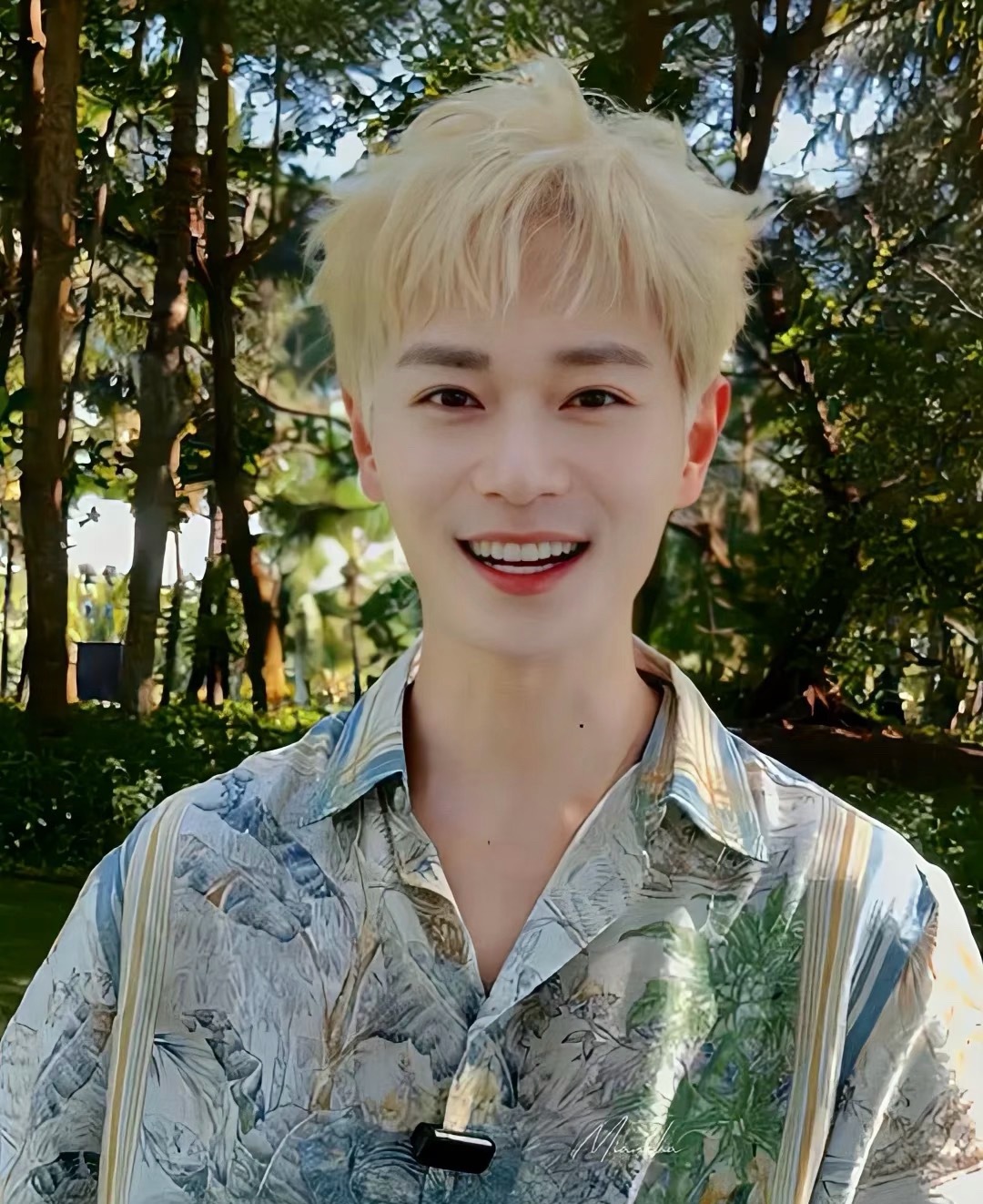 曹骏机场给粉丝送凤梨酥曹骏这状态也太好了吧，这谁能看出他已经37岁了啊！[可怜]