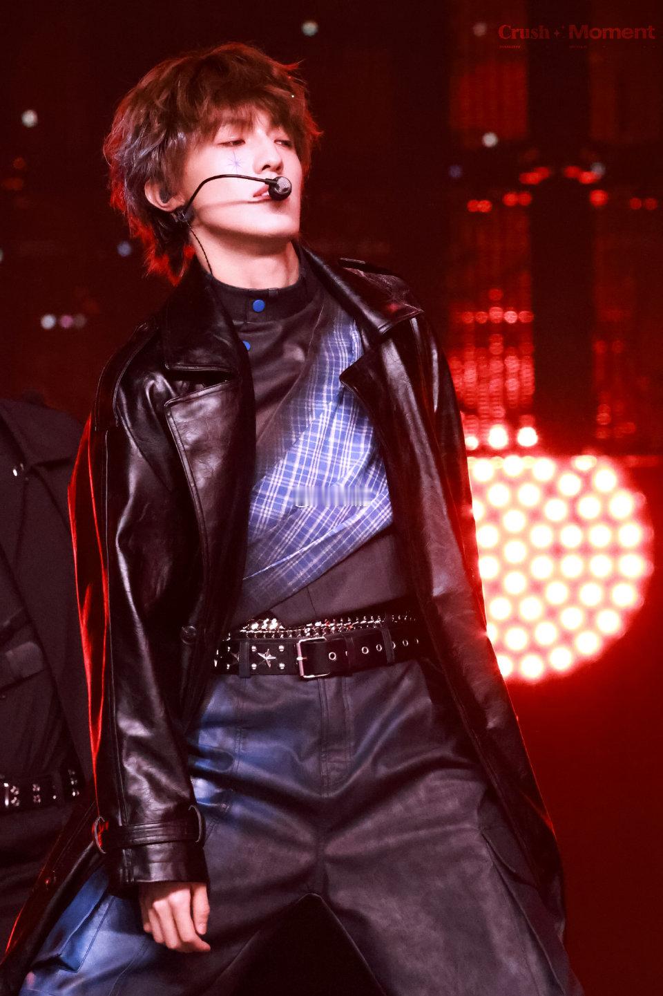 张泽禹高音大主唱控场 每次高音都处理得恰到好处 既有力量又不失细腻 张泽禹对声音