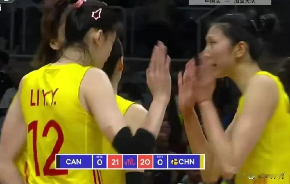 世联赛中国队迎战加拿大
第一局中国队21：25失利，还是慢热。
小将吴梦洁继续获