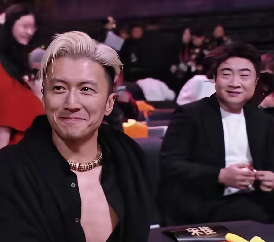 马上快过年了，很多衣服都会打折出售
我跟我老公说，不然我去给你买一件谢霆锋同款的